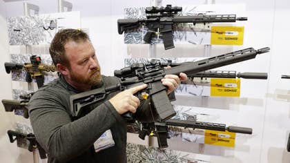 En AR-15 tillverkad av Sig Sauer på den amerikanska vapenlobbyns konferens i april 2019.