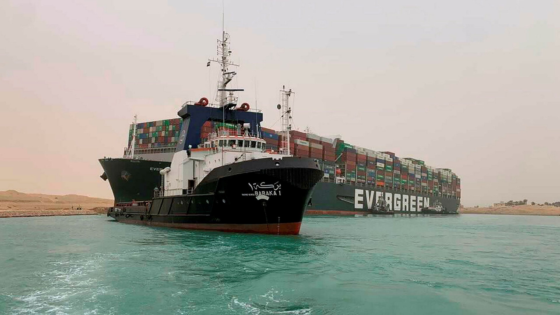 All trafik genom Suezkanalen stoppades tillfälligt i samband med att containerfartyget Ever Given gick på grund i mars 2021. Nu växer oron för att attacker mot fartyg åter ska leda till störningar i trafiken genom Suezkanalen, vilket befaras leda till nytt fraktkaos i världshandeln.