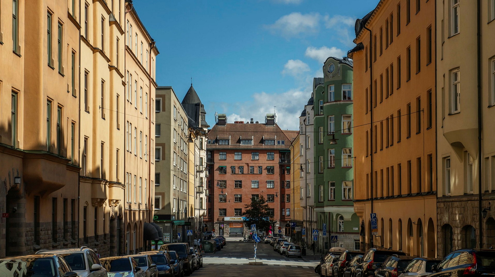 Solen skiner över bostäderna. Låga värderingar i ägarbolag och historik talar för god totalavkastning i flera bostadsaktier, menar Di:s expert.