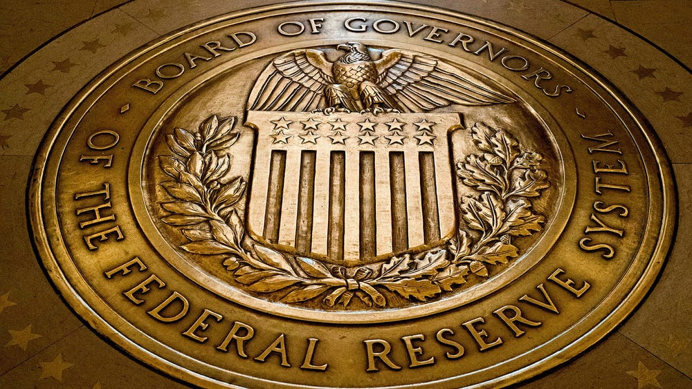 Fedchef manar till försiktighet med bankreglering