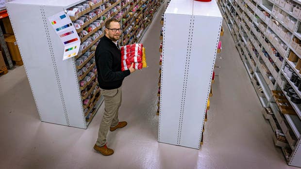 Marcus Ekholm i plocklagret. Lagerhanteringen datoriserades redan på 80-talet.