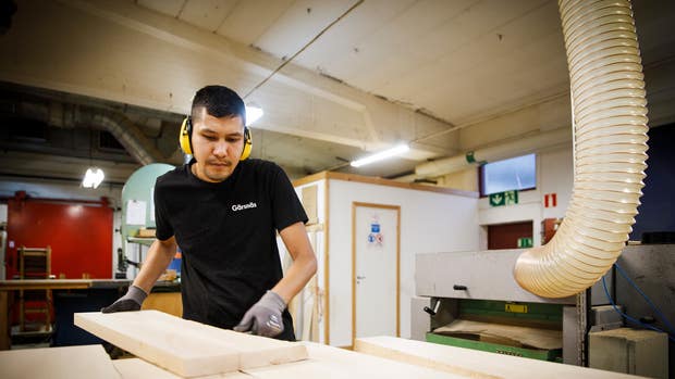 Satsningar på svenska designers och egen tillverkning i fabriken på Österlen i Skåne ligger bakom framgången för Gärsnäs möbler.
