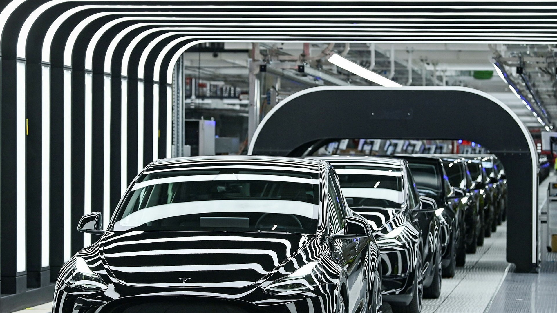 På bild syns Teslas Model Y.