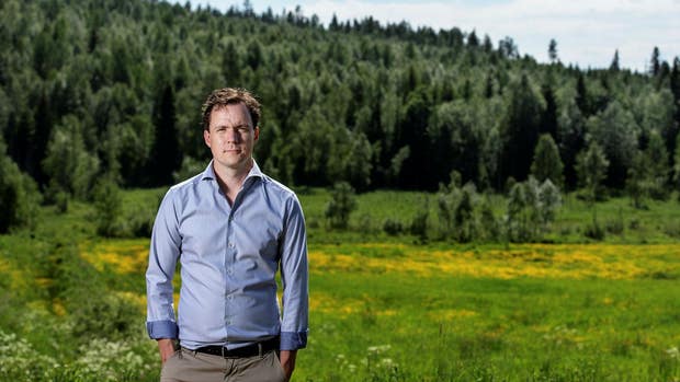 Hernö Gin tillverkar gin i byn Dala utanför Härnösand. Jon Hillgren är grundare och vd.
