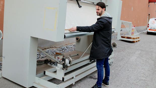 Kerim Kalkan, marknads- och försäljningschef, tar måtten på ett inspektionsbord som ska skeppas till en nonwoventillverkare i Frankrike.