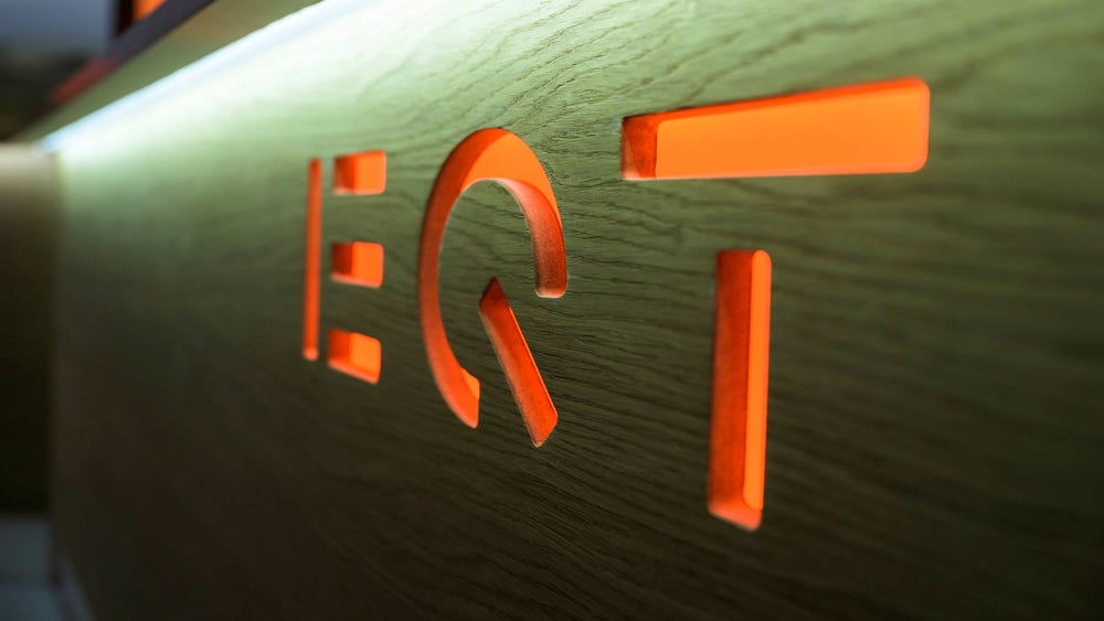 Flera toppar säljer aktier i EQT