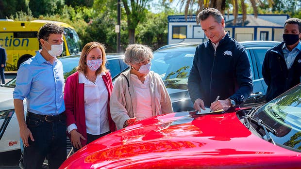 Kaliforniens guvernör Gavin Newsom undertecknar ordern som förbjuder all försäljning av bensin- och dieselfordon i delstaten från 2035.