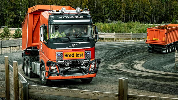 No hands! Testingenjören Bawar Eizuldee sitter i den självkörande lastbilen, men styr inte ratten. Han är anställd på Astazero, men är utlånad till Volvo Autonomous Solutions där kollegan Priscilla Hornman-Speelman är anställld.