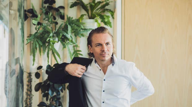 Olof tar på sig favoritkavajen som i nuläget är använd 11 gånger och kostar 307 kronor per användningsomgång.