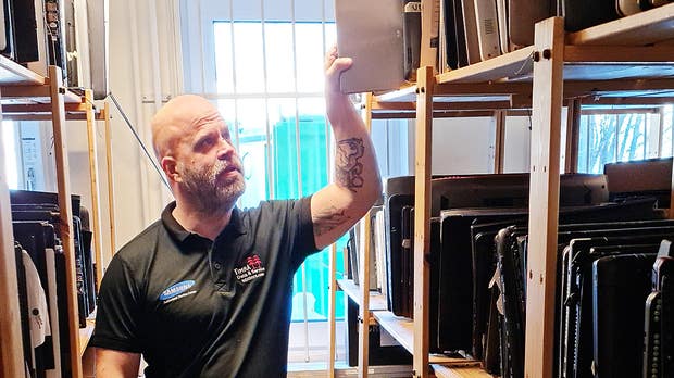 Kent Aliranta har jobbat på Timrå Data & Service i tolv år. Maskiner som inte lagas demonteras och återvinns.
