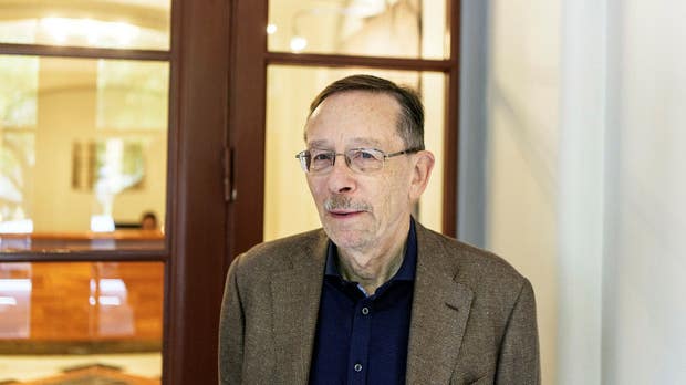 En svag svensk krona har räddat Sverige tidigare, menar Lars Calmfors vid Stockholms universitet.