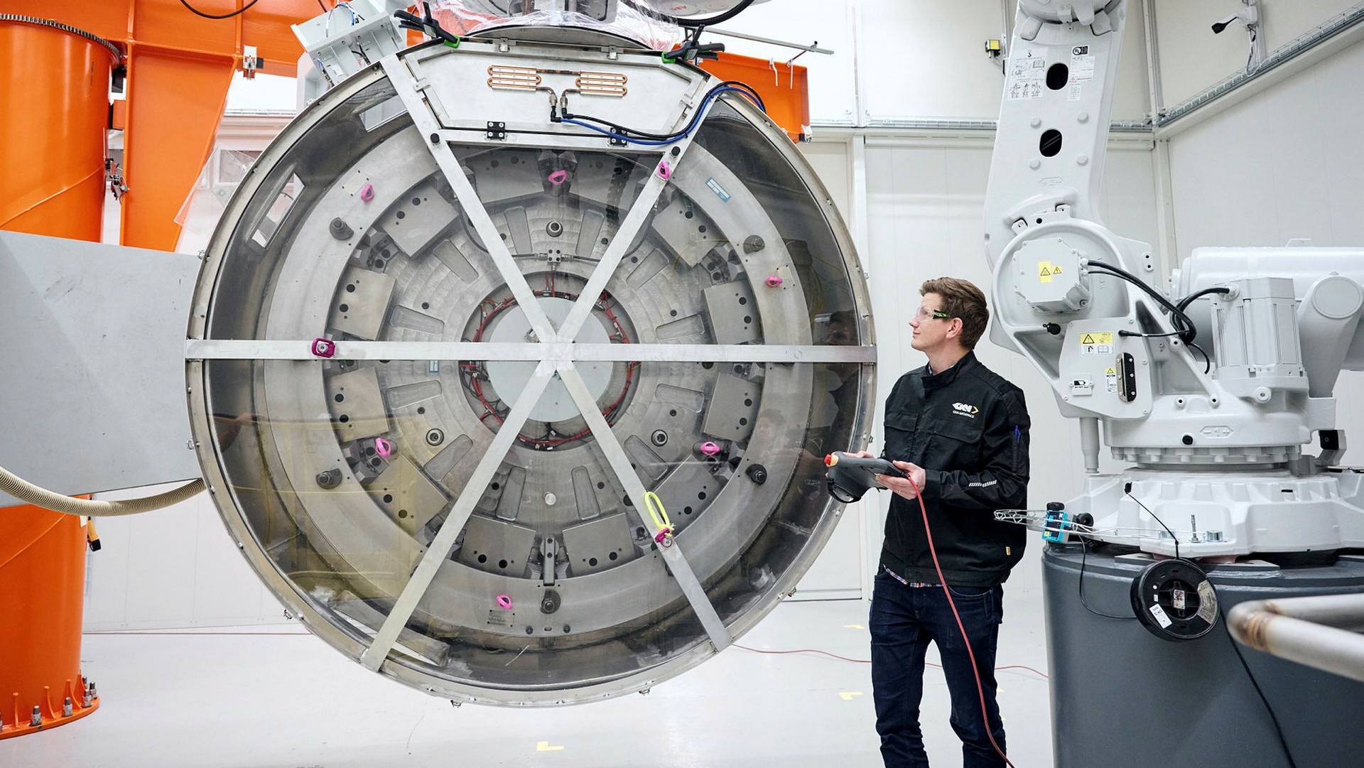 GKN Aerospace tillverkar komponenter till flygmotorer. Med den nya produktionstekniken kommer produkterna  att byggas upp lager för lager av metalltråd eller pulver
som smälts samman med hjälp av laser.