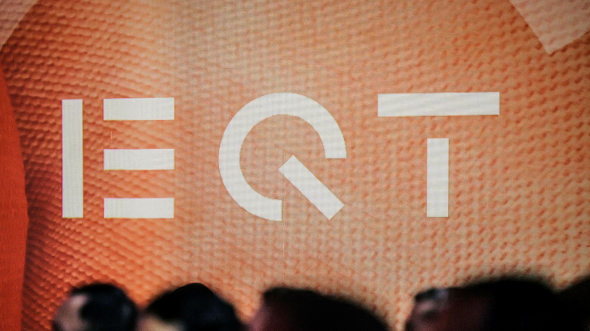 EQT:s hudvårdsjätte stiger tvåsiffrigt i börsdebuten