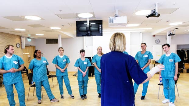 Utbildningen har till stor del skett på distans, men i mindre grupper utbildas SAS kabinpersonal i praktiska moment på Sophiahemmet högskola.