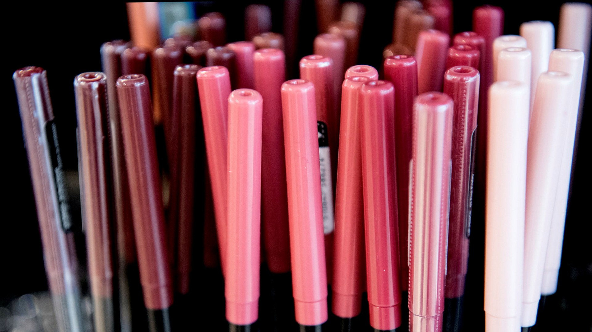 Axel Johnson säljer Kicks till dansk skönhetskedja i miljardaffär