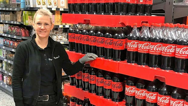 Madeleine Lindeberg är en av Dryckeskonsults medarbetare ute i butik.