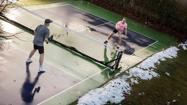 Gunnar Svalander och Fredrik Sidfalk på pickleballplanen i Solna.