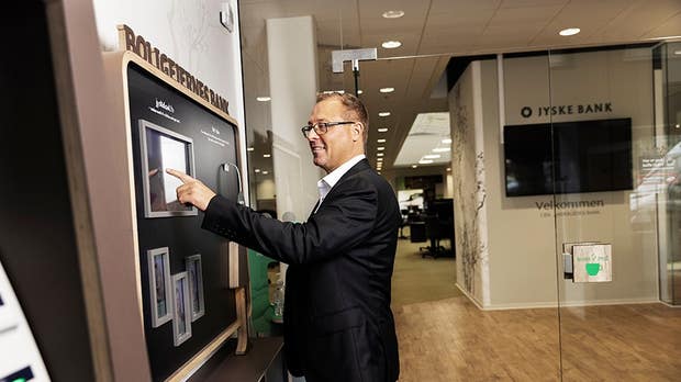Eftersom Jyske Bank har komplett översikt över kundens finanser, kan de hjälpa till genom att exempelvis berätta om det är mest förmånligt att köpa eller leasa en bil.