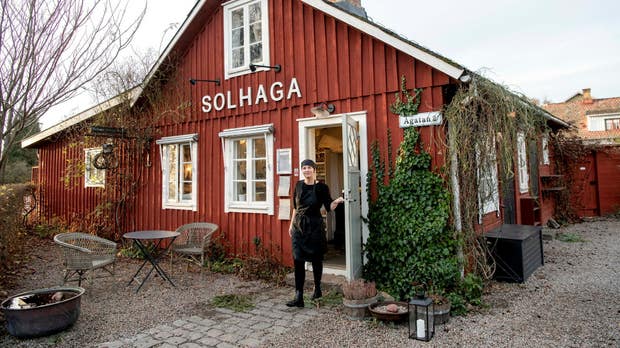 Sara Wennerström utanför bageriet.
