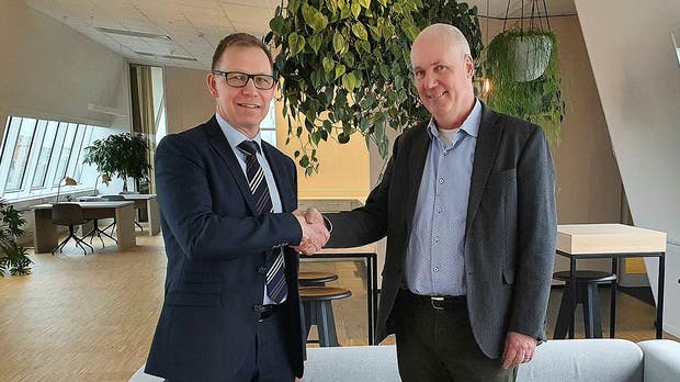 Thomas Johansson, medgrundare och VD för Mine Storage, skakar hand med Kenneth Johansson, vd för Innoenergy Scandinavia.