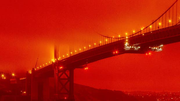 Rök och aska från de pågående skogsbränderna i Kalifornien har med vindens hjälp färgat San Franciscos himmel orange. På bilden Golden Gate Bridge i San Francisco.