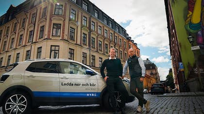 Succé för bildelning i Stockholm. David Öberg är Sverige-vd för bildelningstjänsten Hyre som lanserades i Stockholm i juni. Leasingpartern Matthias Huss, distribution manager på Autolease, ser fram emot att hjälpa Hyre att växa i Sverige.