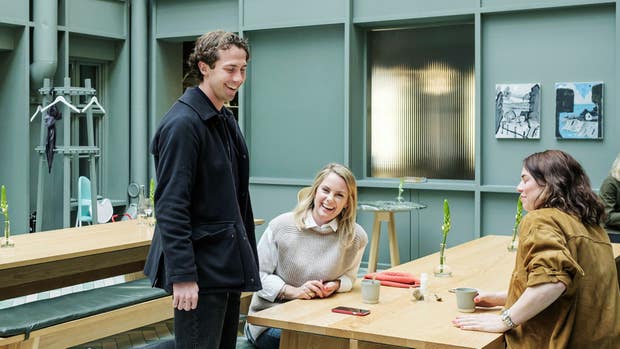 På kontorshotellet Alma nära Nybroplan i Stockholm vimlar det av entreprenörer, här har Joel Hellermark sprungit på Sophia Bendz, som var den första att investera i Sana Labs. Mittemot henne Josefin Landgård, medgrundare av Kry och Mantle.