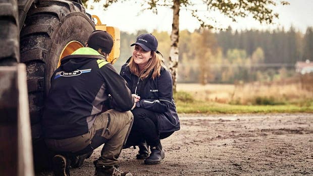 Auktionsmäklaren Sofie Tegelhammar jobbar i Örebro med omnejd. Här utför hon en däckkontroll tillsammans med säljaren.