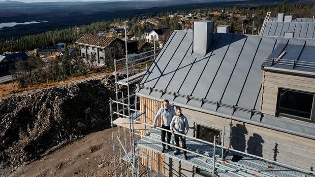 Mattias Thuressons och Joakim Vikéns byggbolag har växt snabbt de senaste åren, mycket på grund av stor efterfrågan av bostäder i fjällen. Thuvi bygg är 2021 års Gasell i Jämtlands län.