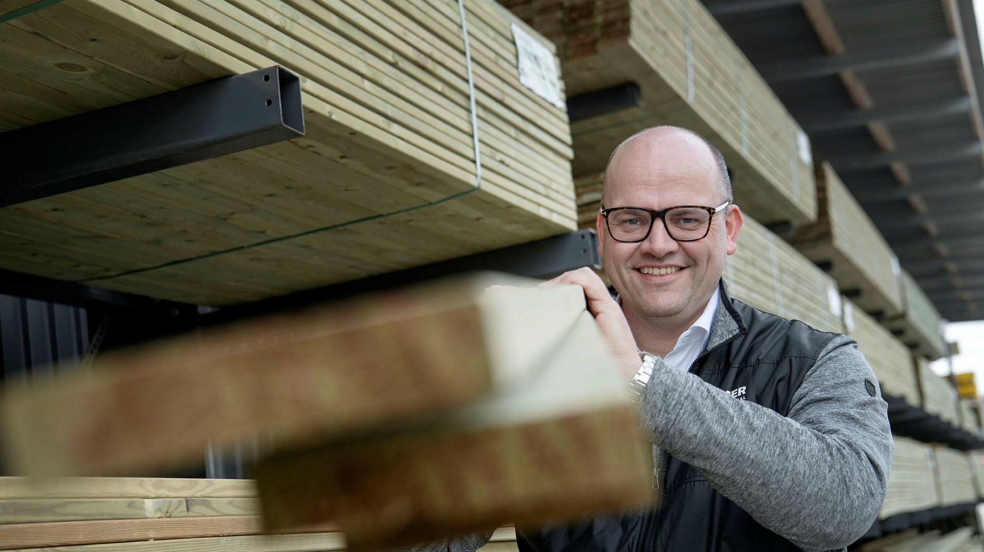 Geir Thomas Fossum, vd Beijer Byggmaterial, i kedjans byggvaruhus i Bromma. Under april börjar det nya centrallagret i Eskilstuna, en investering på 700 Mkr, leverera till de 116 butikerna.