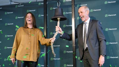 Hemnets vd Cecilia Beck-Friis och styrelseordförande Håkan Erixon i samband med att Hemnet börsnoterades.