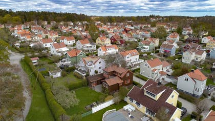 ”Boven i dramat är förmodligen kommunernas marktilldelning. Andelen småhus i den totala bostadsproduktionen har minskat kraftigt under lång tid”, säger SBAB:s chefsekonom Robert Boije angående att utbudet av nybyggda villor i Stockholm, här i Norra Ängby i förorten Bromma, enligt den statliga bankens data understiger efterfrågan.
