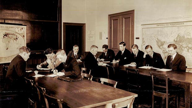 Друга когорта в Гетеборзькій школі економіки, сфотографована в 1928 році. Посередині ректор Отто Норденшельд.