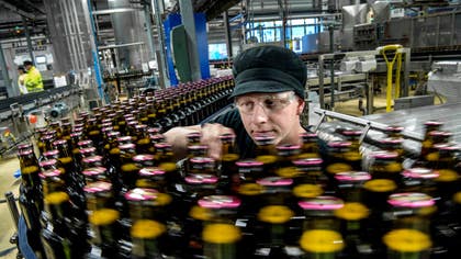 David Landmark på Kopparbergs Bryggeri inspekterar flaskor.