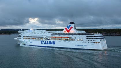 Tallink Silja Lines färja Victoria I utanför Ålands huvudstad Mariehamn, som fartyget lade till vid när det trafikerade rutten Stockholm-Tallinn före pandemin. Nu stävar fartyget västerut för att från och med torsdag 7 juli bli flyktingförläggning i Skottland.