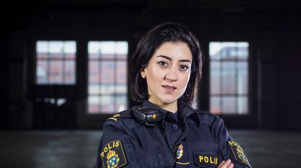 Gizem Erdogan, som spelar polisen Leah, är känd från ”Kalifat” och ”Kärlek & anarki”.