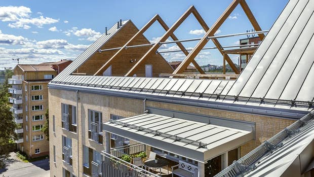 Vårdfastigheten i Stora Sköndal har stora takterasser och balkonger för att underlätta utevistelse.