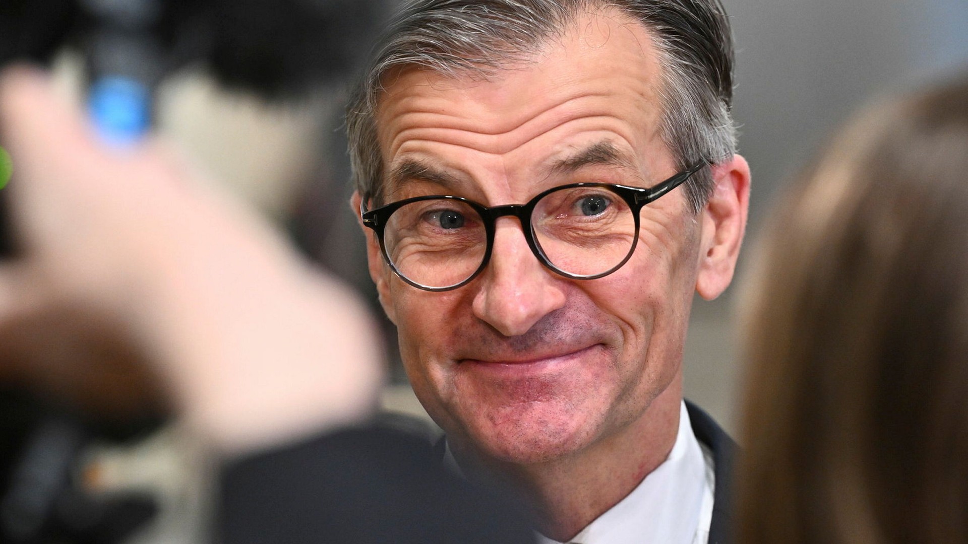 Riksbankschef Erik Thedéen drar på smilbanden.