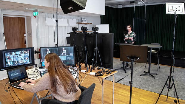 Första steget för att klara krisen blev att investera i en digital studio.