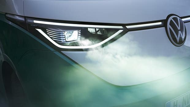 En ljuslist mellan de avancerade LED-matrix strålkastarna bryts upp av det stora VW-märket i fronten, en vink till de tidiga Folkabussarna.