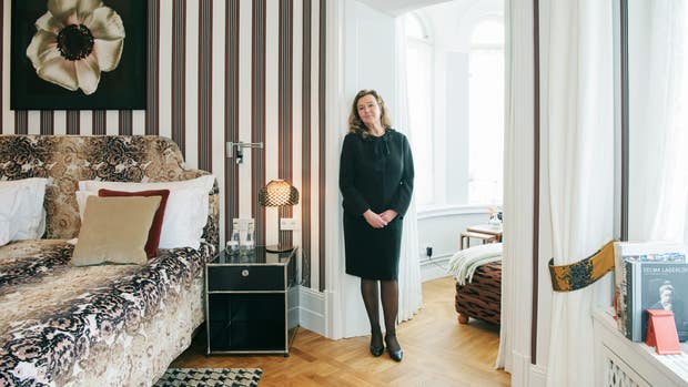 Under coronapandemin har Grand Hôtel renoverat flera rum. Pia Djupmark, vd, visar runt.