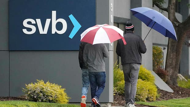 En skylt med Silicon Valley Banks logga i Santa Clara, Kalifornien.