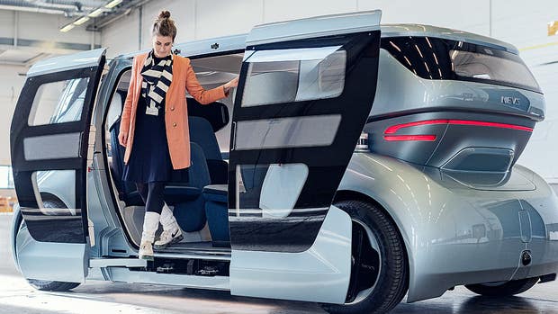 Anna Haupt, chef för Nevs självkörande bilar, kliver ur den självkörande bilen Sango.