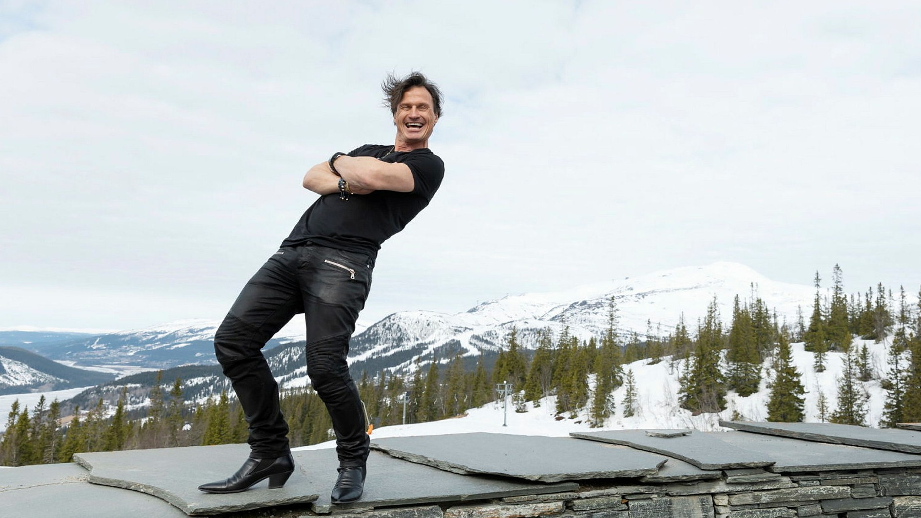 Petter Stordalen stoltserar på muren utanför hans eget hotell Copperhill Mountain Lodge i Åre.