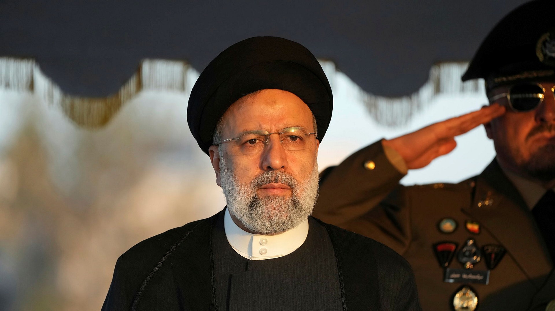 Irans president Ebrahim Raisi uppges ha varit ombord den helikopter vars vrak nu hittats.