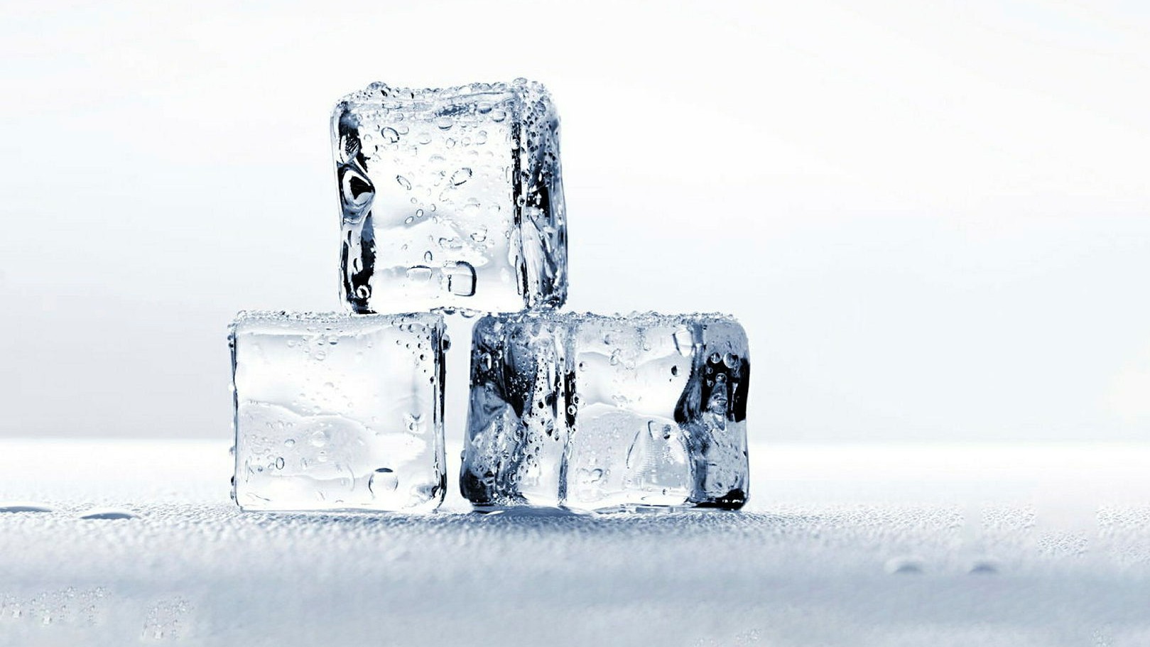 Klar-is smälter långsamt mer exakt, vilket gör den användbar för bartendrar. Men estetiken är en lika viktig del – helt klar is i olika former eller med infrusna detaljer gör drinken till ett konstverk.