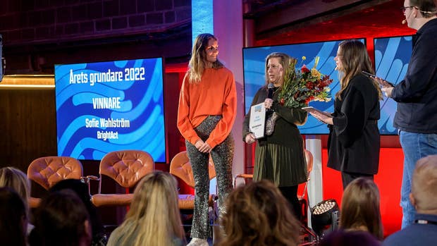 Sofie Wahlström, medgrundare av Brightact, mottar utmärkelsen till årets viktigaste kvinnliga grundare. Bredvid henne står medgrundaren Elinor Samuelsson.