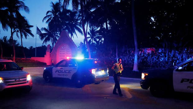 Polisbilar utanför Trumps fastighet i Mar-a-Lago, Florida.