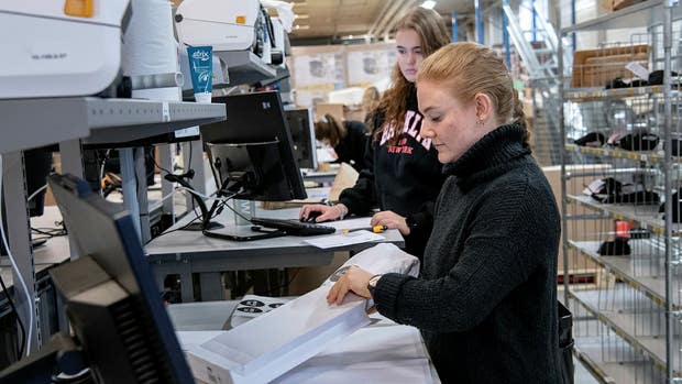 Linnea Ask plockar och packar en leverans.