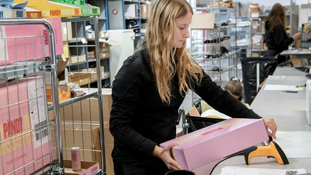 Amelie Fogestedt förbereder leverans till kunder.